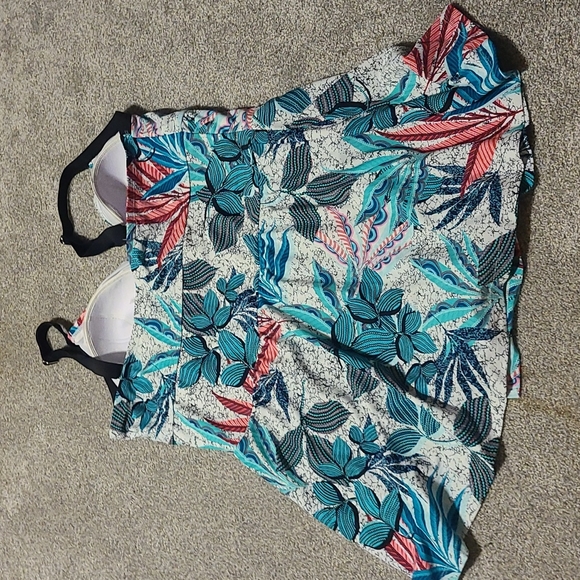 Beachy OnePiece Top with adjustable Straps - Picture 3 of 3